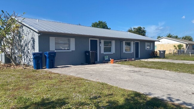 Building Photo - Fully Remodeled 2/2 Villa, Stainless, Granite Fully Tiled! WIFI Included!