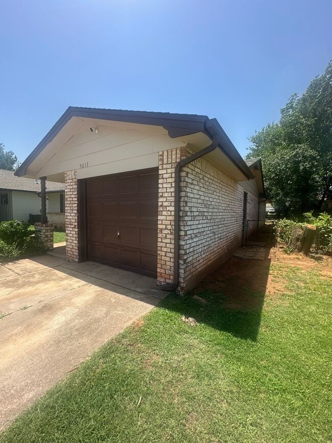 Building Photo - 4 Bed, 2 Bath house w/1 car garage