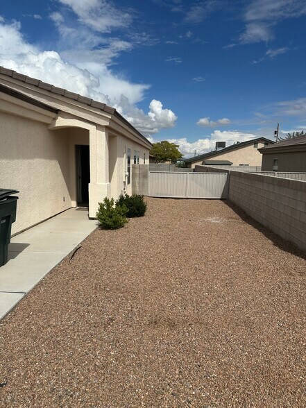 Building Photo - 933 Sheldon Ave