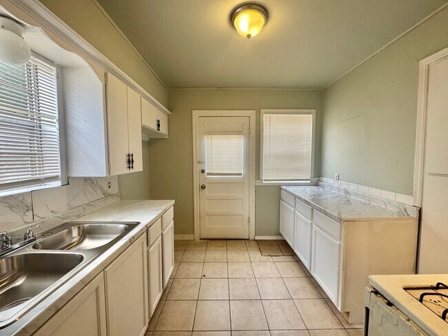 Building Photo - 1000 N Tabor Dr