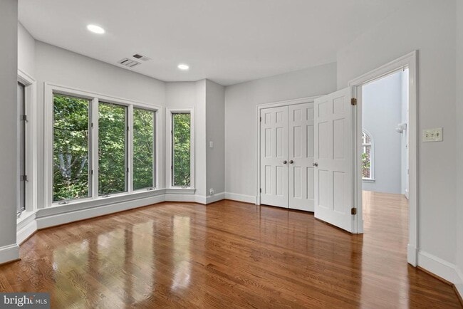 Building Photo - 5430 Chevy Chase Pkwy NW
