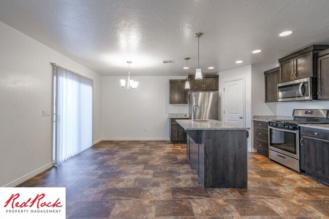 Building Photo - End Unit Fossil Hills Townhome with 3 Beds and 2.5 Baths
