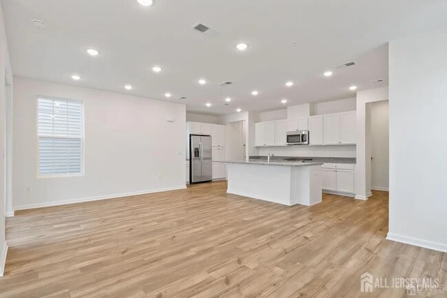 Building Photo - 735 Station Rd