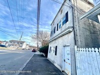 Building Photo - 206 Oak St