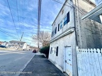 Building Photo - 206 Oak St