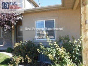 Building Photo - 2 Bed 2 Bath Townhome.