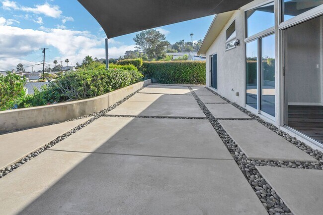 Building Photo - Single story view home overlooking Mission...