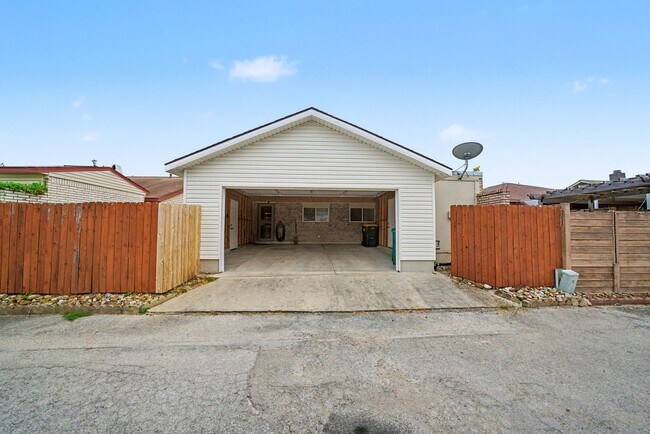 Building Photo - Charming 3-bed, 2-bath home in Universal C...