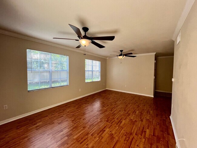 Building Photo - 1/1 unit becoming available June 1st for annual lease