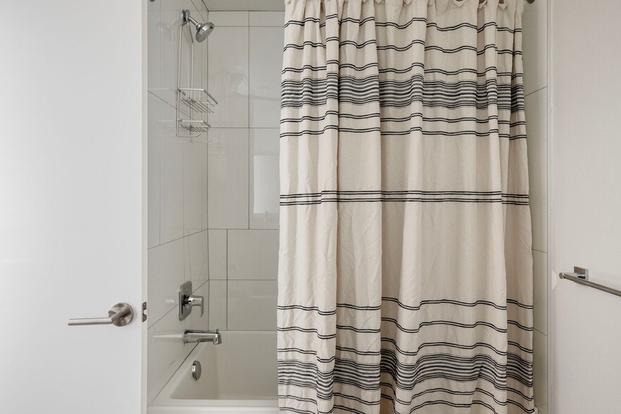 Building Photo - 101 River Pk Dr