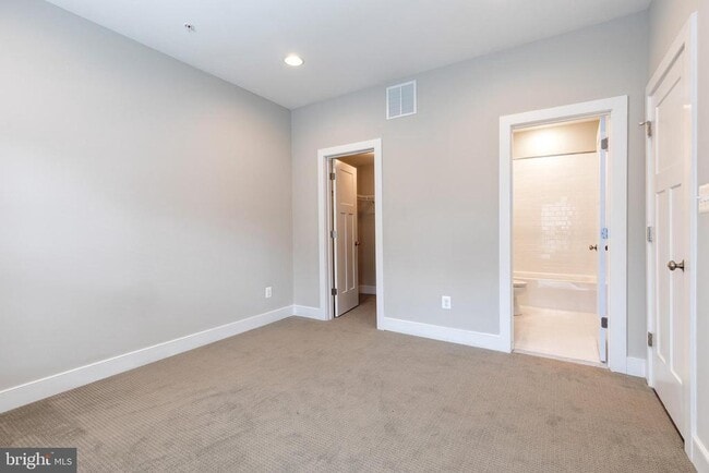 Building Photo - 909 Grundy St