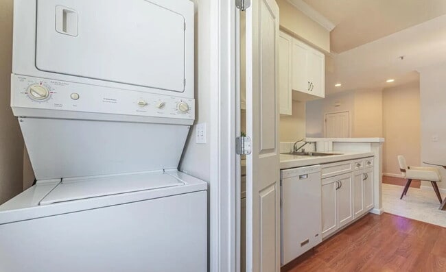Building Photo - Discover the best location in the complex ...