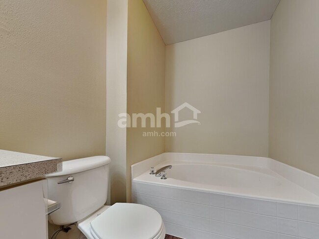 Building Photo - 795 Skyridge Rd