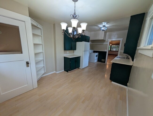 Building Photo - 4 Bedroom 2 Bath Pet-Friendly Normal Hill House