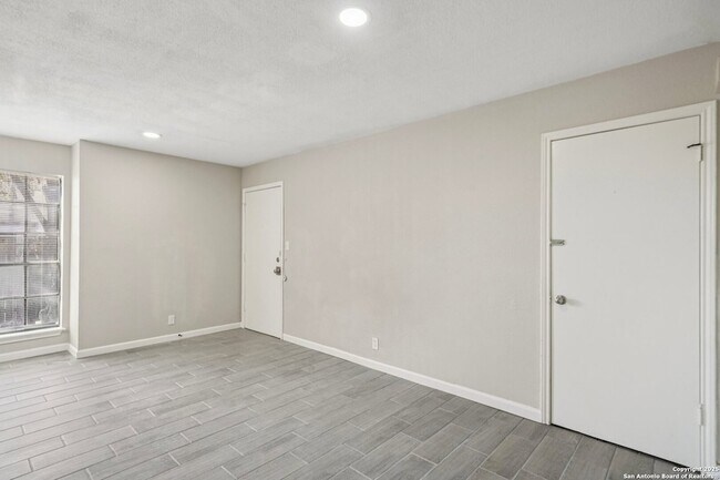 Building Photo - 10609 Starcrest Dr