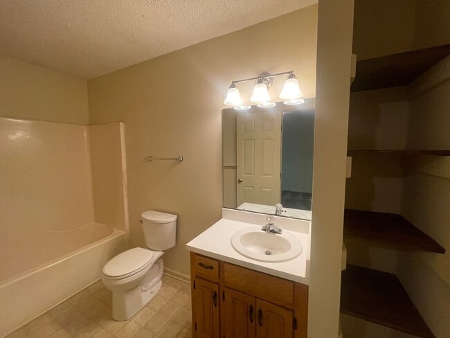 Building Photo - Beautiful 2-Bedroom Townhome in a Prime Location!