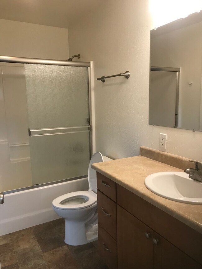 Building Photo - Three bed, two bath Ashland home for rent | Available June