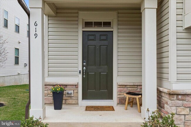 Building Photo - 619 America Dr