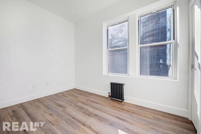 Building Photo - 371 Irving Avenue