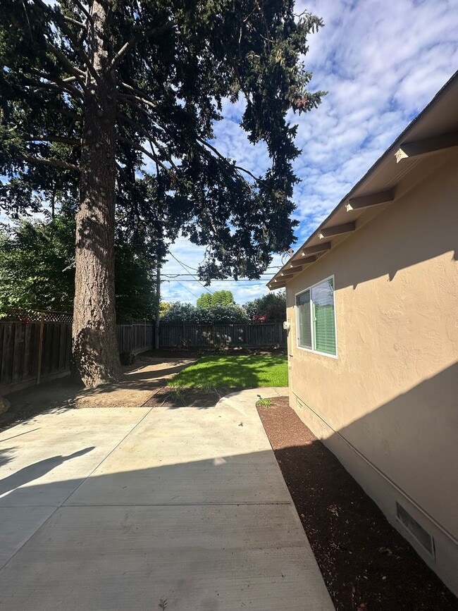 Building Photo - 4309 Ross Ave