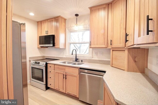 Building Photo - 915 Shawnee Dr