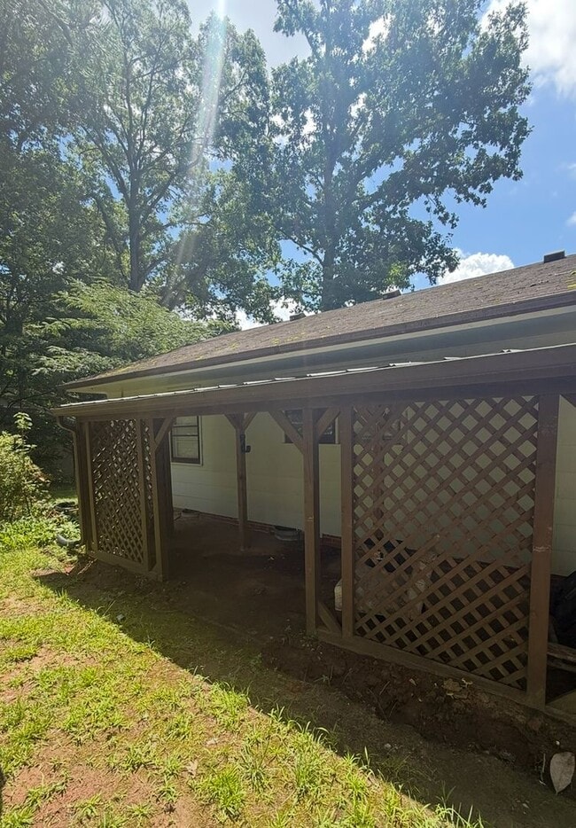 Building Photo - Charming 3-Bedroom Home with Huge Workshop...