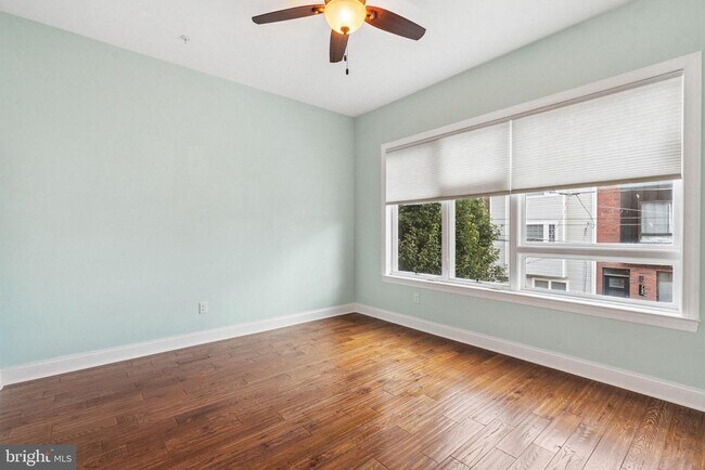 Building Photo - 719 E Thompson St