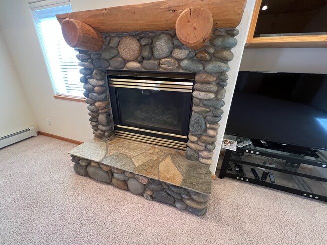 Building Photo - Low Elevation Home Steps From Championship Golf Course