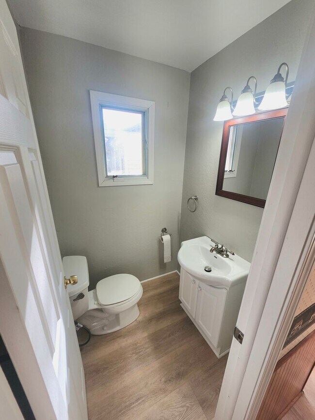 Building Photo - Spacious 4bd apt | Laundry hooks ups | Off street parking