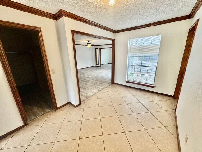 Building Photo - 3 Bed 2 bath!