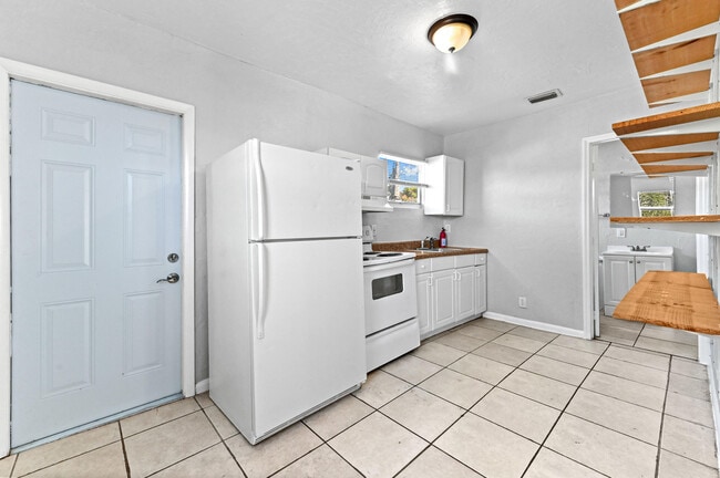 Building Photo - 515 Putnam Rd