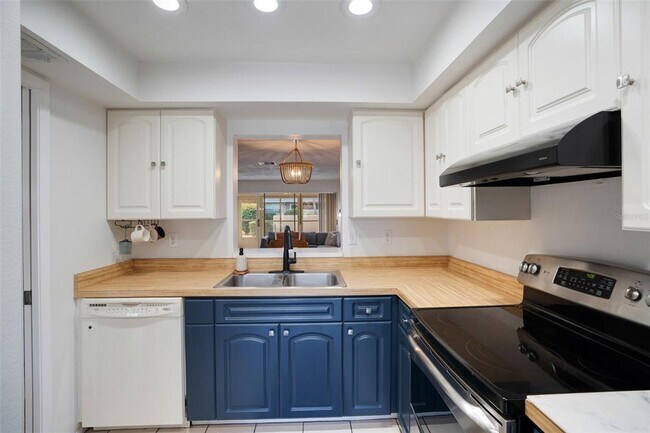 Building Photo - 6884 W Country Club Ln