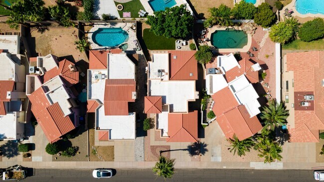 Building Photo - Move-in-ready home available furnished or unfurnished to suit your lifestyle!!