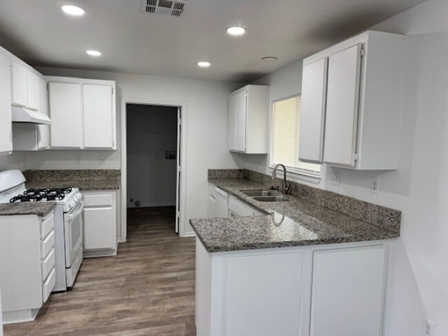 Building Photo - Gorgeous Remodeled 3+2 On Half Acre- $2500