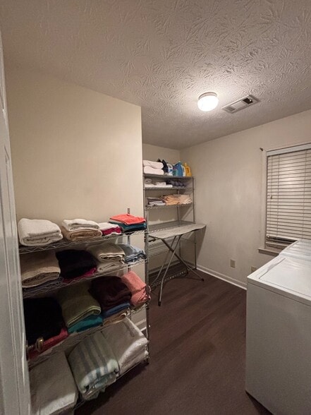 Laundry - 420 Cardigan Cir SW