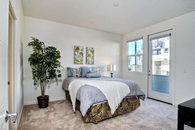 Building Photo - Downtown Oceanside Condo with pool and roo...