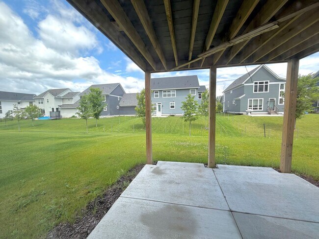 Building Photo - Gorgeous 3bed 3bath Home, Nestled in The Desirable Harvest West Neighborhood of Chaska