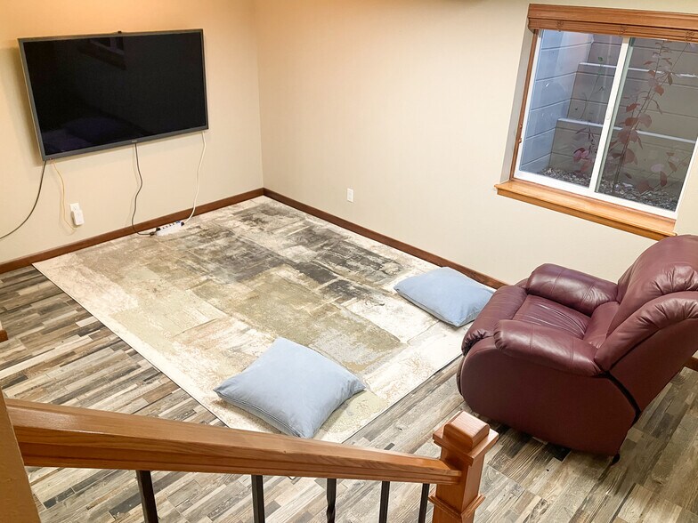 Suite TV Room - 421 W Sycamore Ct