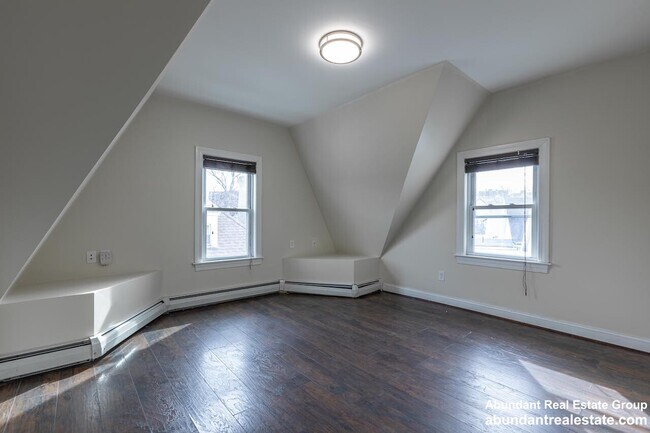 Building Photo - 376 Medford St