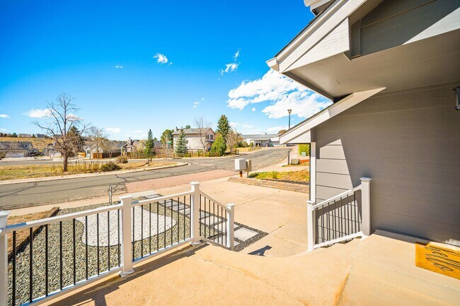 Building Photo - Stunning tri-level remodeled home in Briargate!