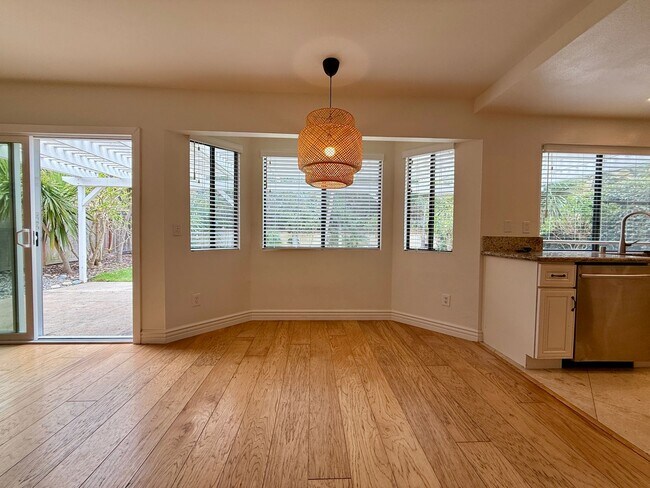 Building Photo - Spacious 4 Bedroom House with Large Fenced Yard! Landscaping Included! Two Car Garage!