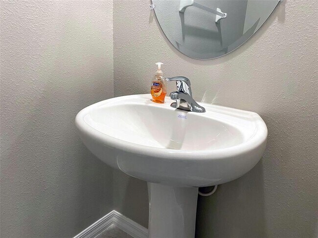 Building Photo - 3816 Hanover Dr