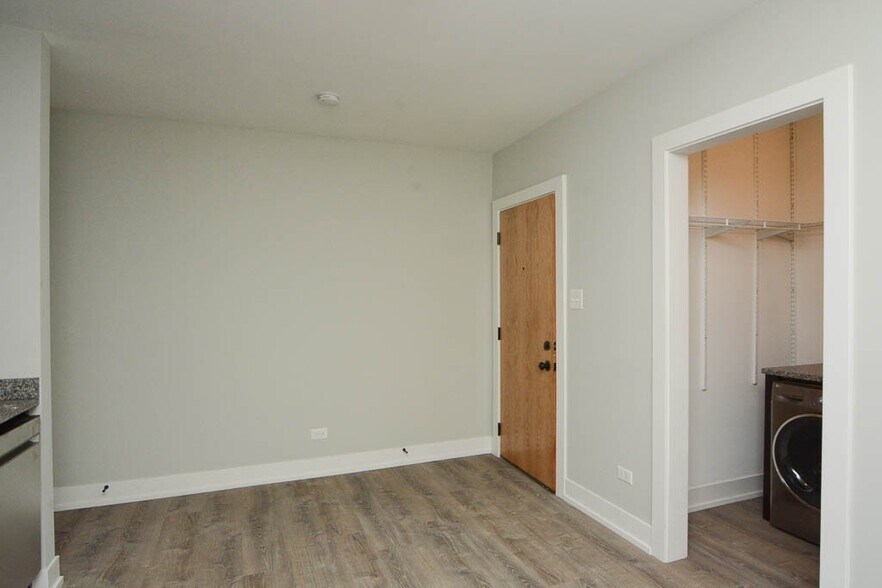 Building Photo - 533 W Belden Ave