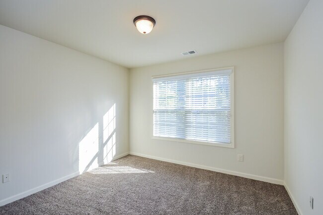 Building Photo - 590 Roland Manor Dr
