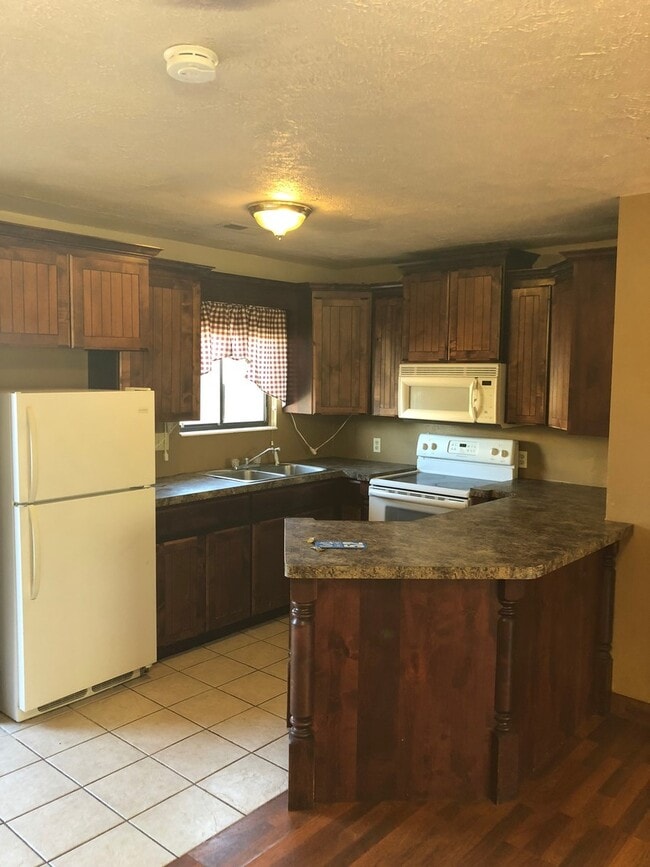 Building Photo - 2 Bedroom 1.5  bath townhome with communit...