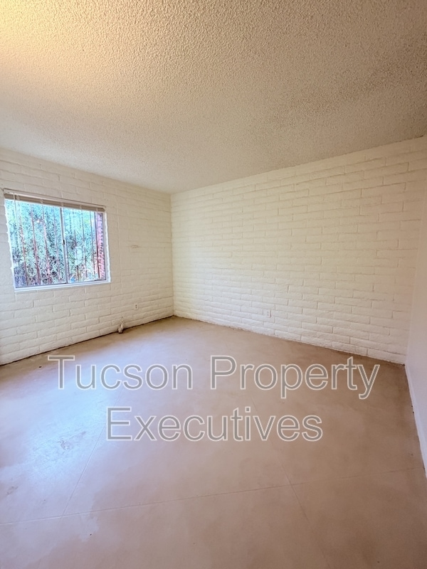 Building Photo - 1328-P1328 W Pennington St