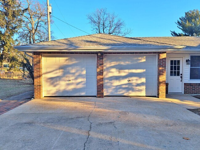 Building Photo - 3 Bed / 1-1/2 Bath Single Family Home w/ 2-Car Garage