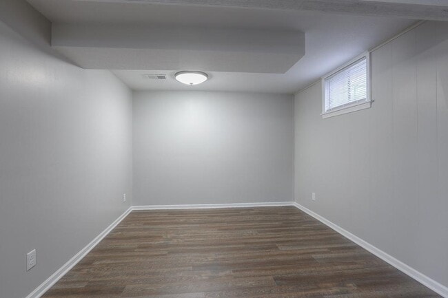 Building Photo - 6725 NW Hilldale Dr