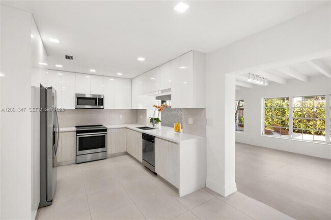 Building Photo - 6605 SW 61st St