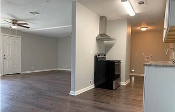 Building Photo - 5427 Willow Glen Dr